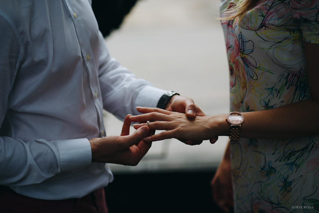 Pirmskāzu pāra fotosesija Vecrīgā radošā reportāžas stilā