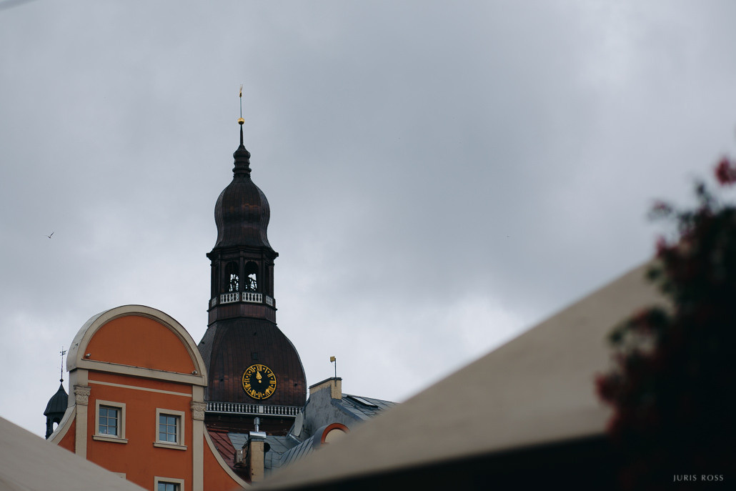 Pirmskāzu pāra fotosesija Vecrīgā radošā reportāžas stilā