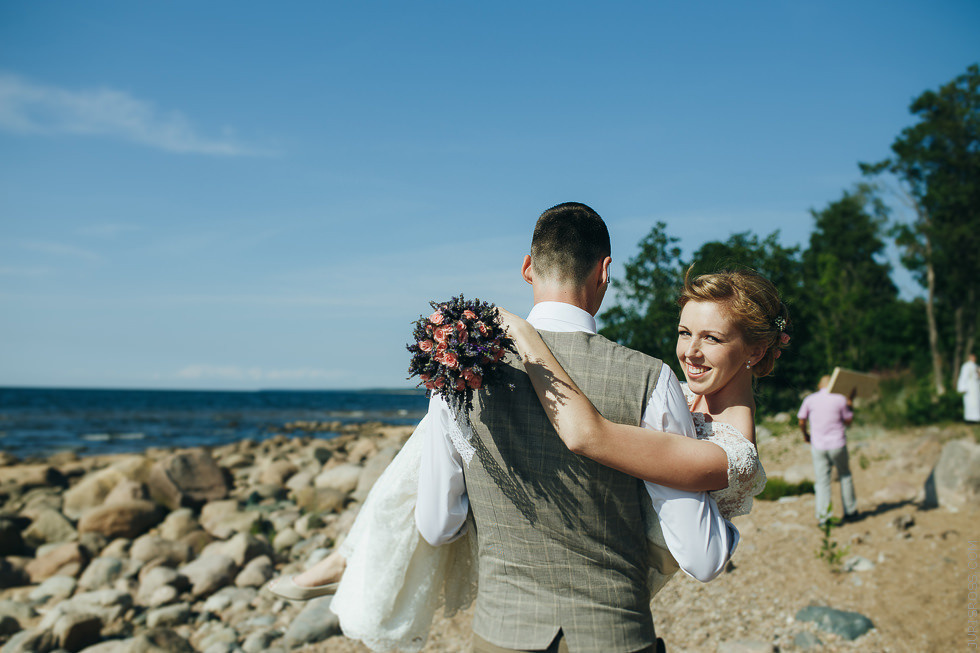 Eko kāzas jūras krastā ar mācītāju, solījumu došana un mielastu dabā