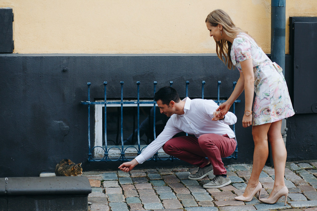 Pirmskāzu pāra fotosesija Vecrīgā radošā reportāžas stilā