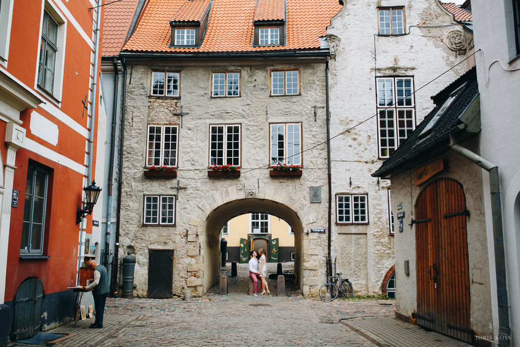 Pirmskāzu pāra fotosesija Vecrīgā radošā reportāžas stilā