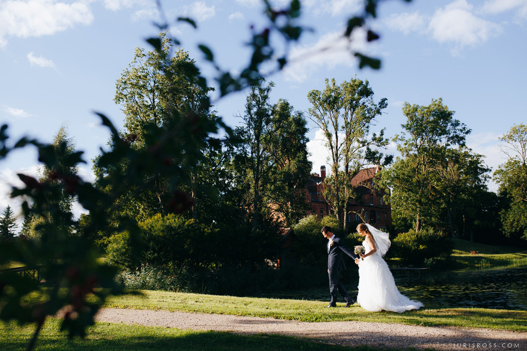 Kāzas Jaunmoku pilī ar ceremoniju lapenē