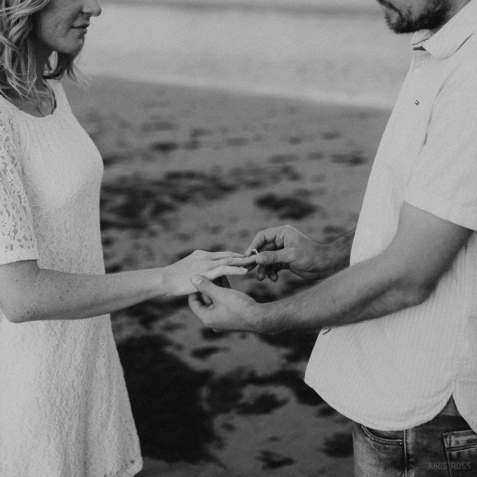 Pāra pirmskāzu fotosesija pie jūras ar saldējumu, smiekliem un saulrie