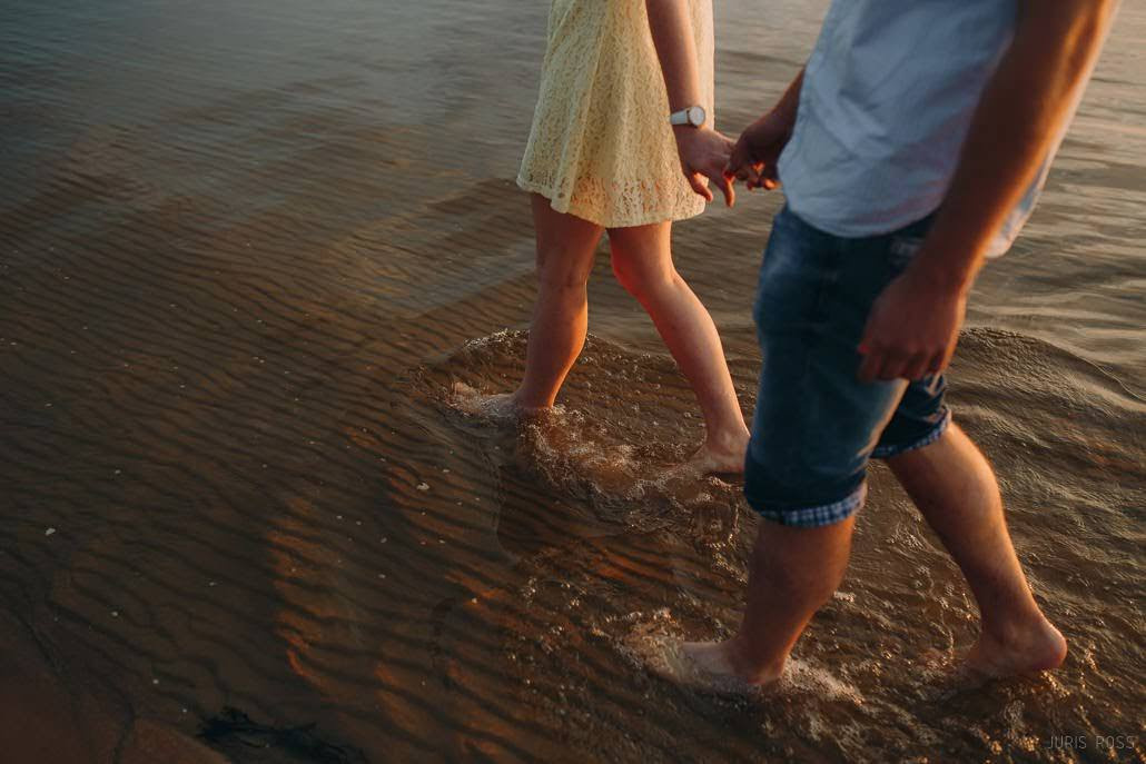 Pāra pirmskāzu fotosesija pie jūras ar saldējumu, smiekliem un saulrie