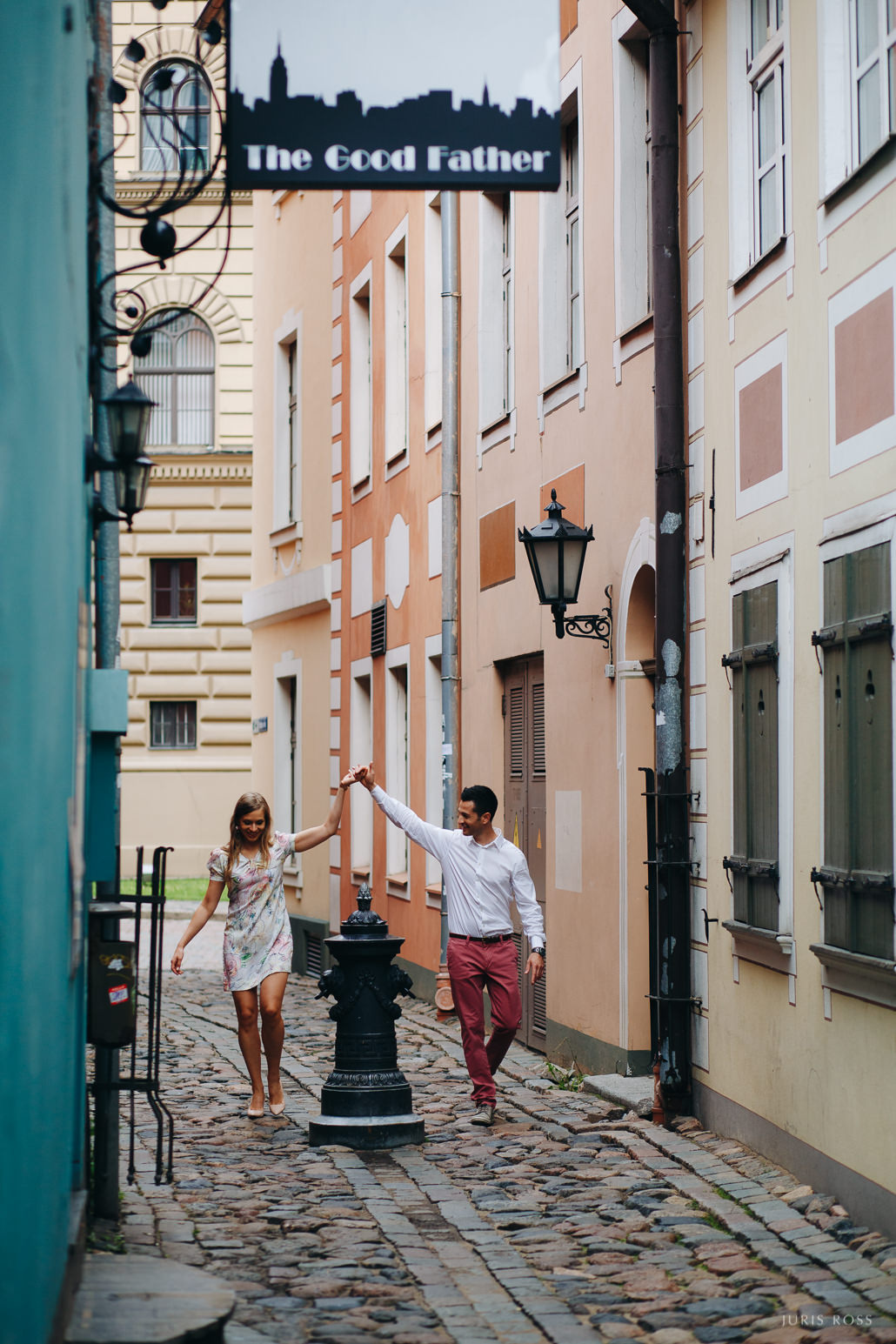 Pirmskāzu pāra fotosesija Vecrīgā radošā reportāžas stilā
