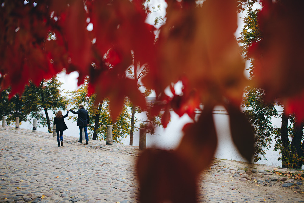 Mīlestības piepildīta pāra fotosesija Ķīpsala rudenī