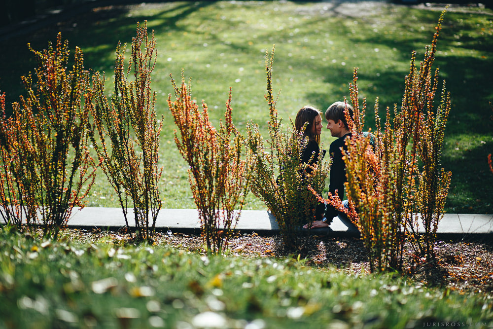 Mīlestības piepildīta pāra fotosesija Ķīpsala rudenī