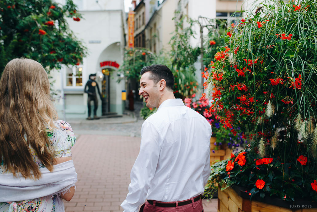 Pirmskāzu pāra fotosesija Vecrīgā radošā reportāžas stilā