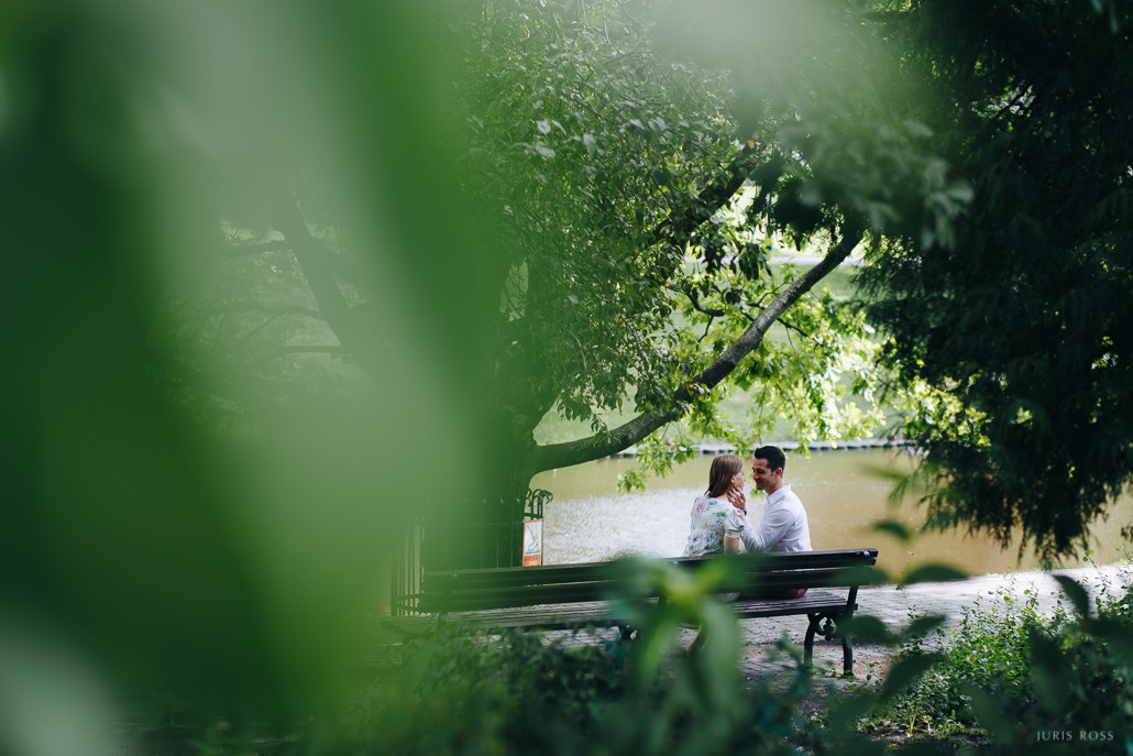 Pirmskāzu pāra fotosesija Vecrīgā radošā reportāžas stilā