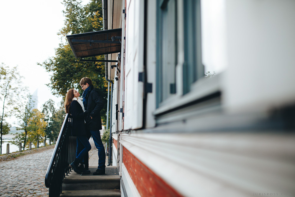 Mīlestības piepildīta pāra fotosesija Ķīpsala rudenī