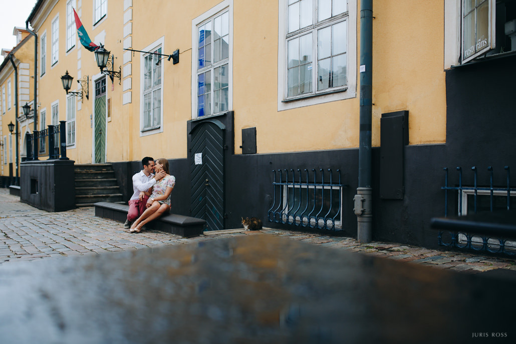 Pirmskāzu pāra fotosesija Vecrīgā radošā reportāžas stilā