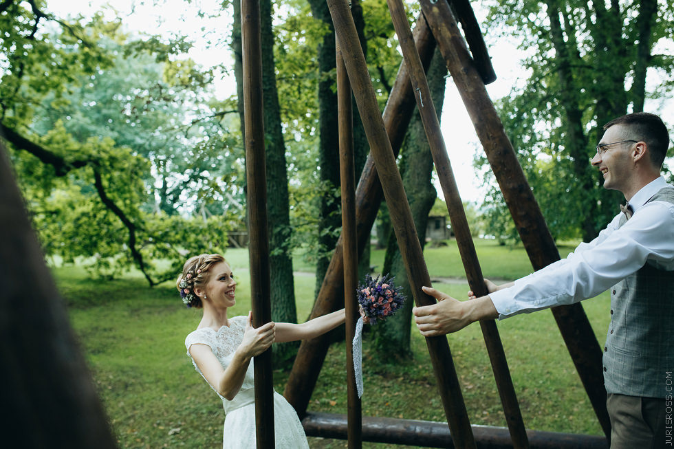 Eko kāzas jūras krastā ar mācītāju, solījumu došana un mielastu dabā