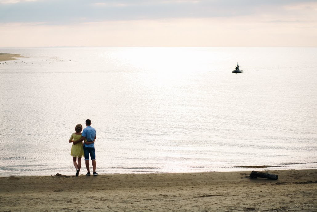 Pāra pirmskāzu fotosesija pie jūras ar saldējumu, smiekliem un saulrie