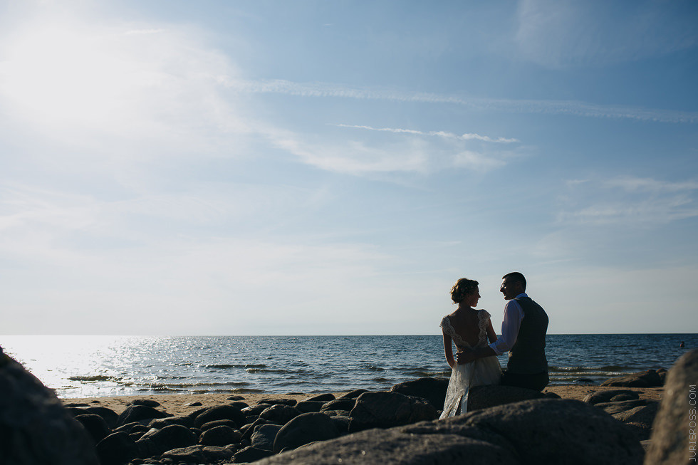 Eko kāzas jūras krastā ar mācītāju, solījumu došana un mielastu dabā