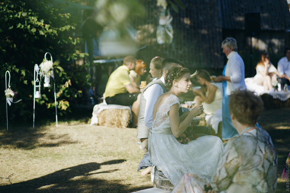Eko kāzas jūras krastā ar mācītāju, solījumu došana un mielastu dabā