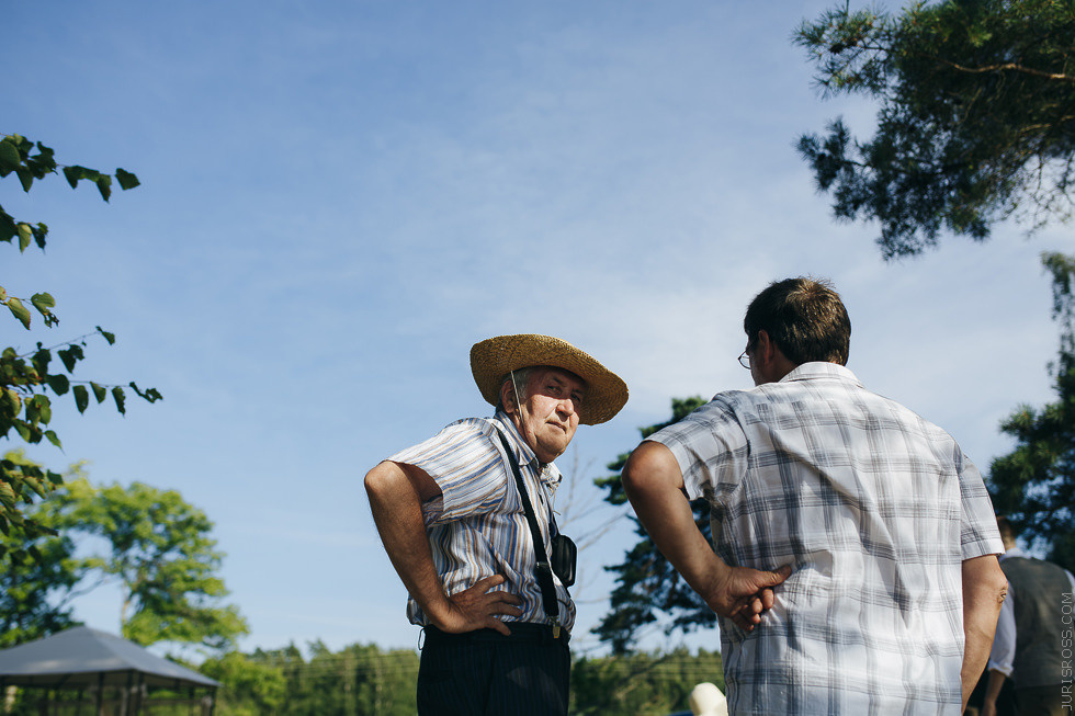 Eko kāzas jūras krastā ar mācītāju, solījumu došana un mielastu dabā