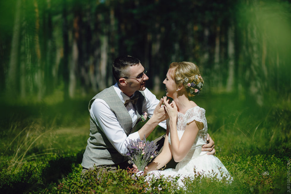 Eko kāzas jūras krastā ar mācītāju, solījumu došana un mielastu dabā