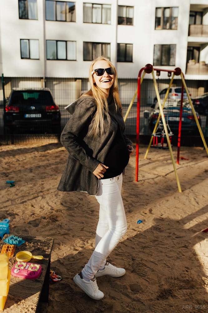 Ģimenes gaidību fotosesija mājās ar bērnu un suni