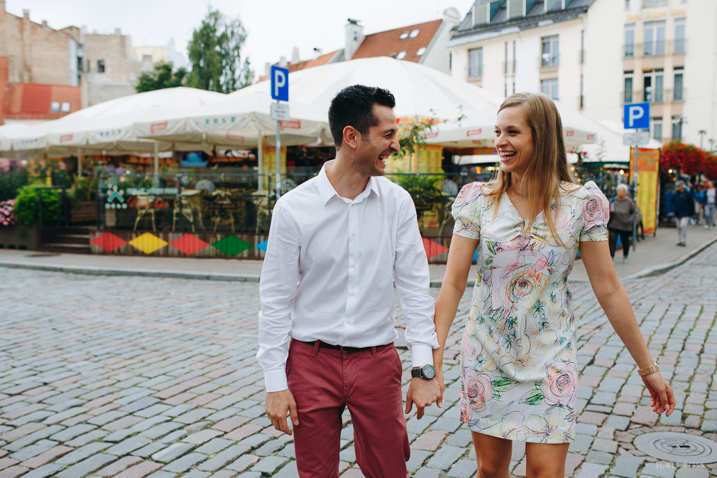 Pirmskāzu pāra fotosesija Vecrīgā radošā reportāžas stilā