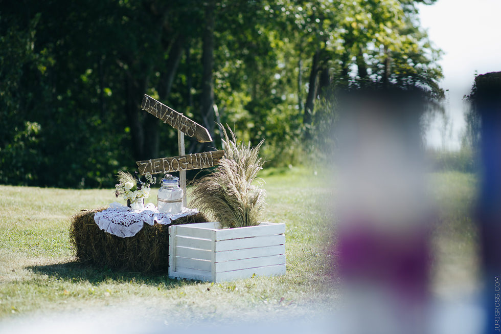 Eko kāzas jūras krastā ar mācītāju, solījumu došana un mielastu dabā