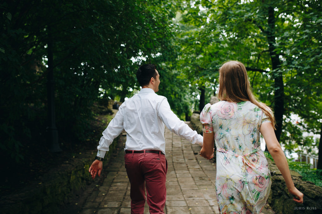 Pirmskāzu pāra fotosesija Vecrīgā radošā reportāžas stilā