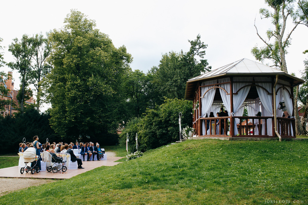 Kāzas Jaunmoku pilī ar ceremoniju lapenē