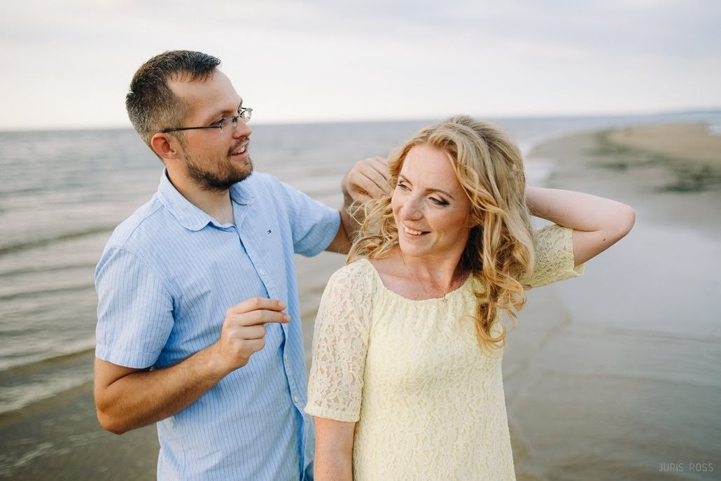 Pāra pirmskāzu fotosesija pie jūras ar saldējumu, smiekliem un saulrie