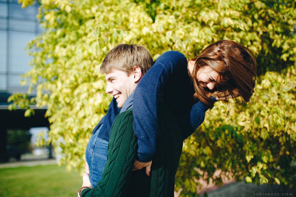 Mīlestības piepildīta pāra fotosesija Ķīpsala rudenī