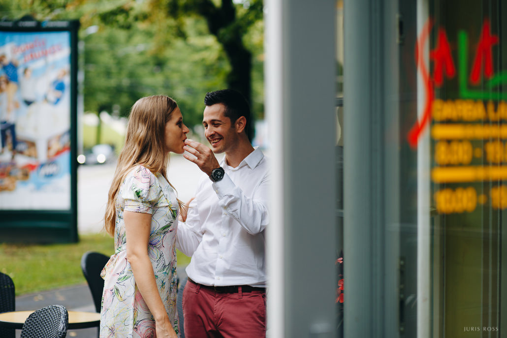 Pirmskāzu pāra fotosesija Vecrīgā radošā reportāžas stilā
