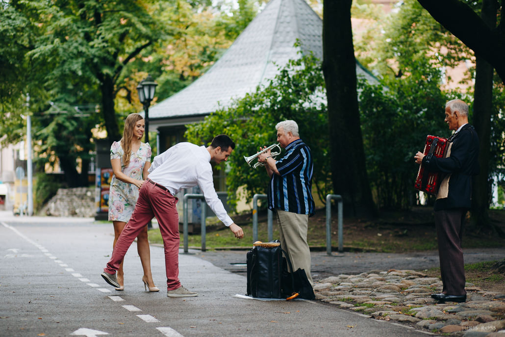 Pirmskāzu pāra fotosesija Vecrīgā radošā reportāžas stilā