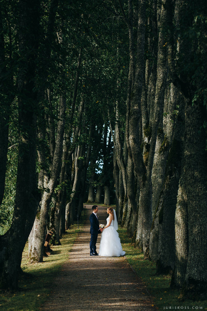 Kāzas Jaunmoku pilī ar ceremoniju lapenē