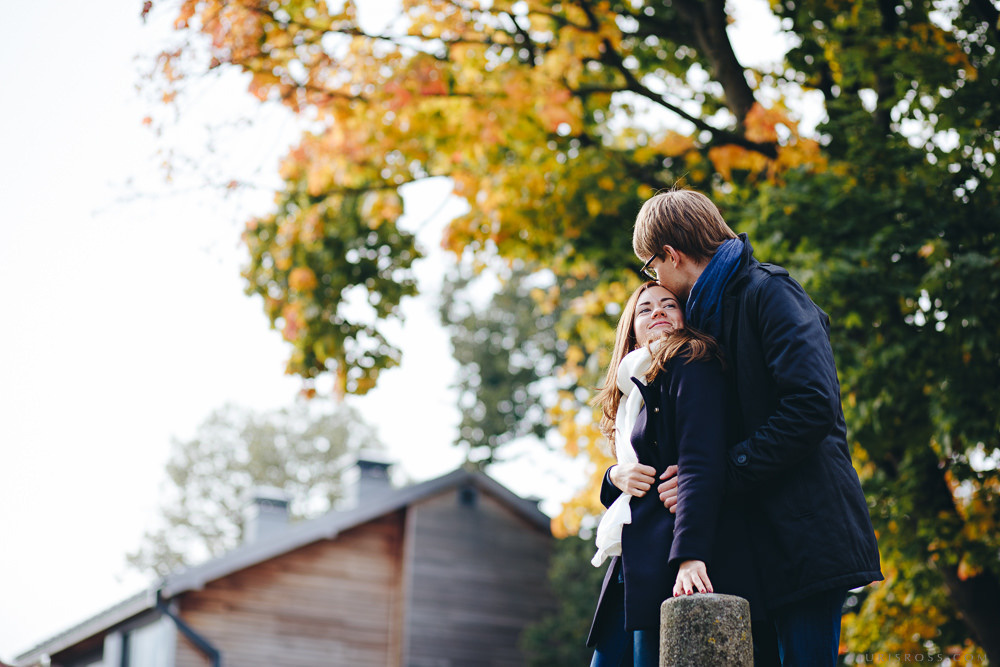 Mīlestības piepildīta pāra fotosesija Ķīpsala rudenī