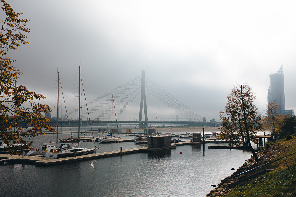 Mīlestības piepildīta pāra fotosesija Ķīpsala rudenī