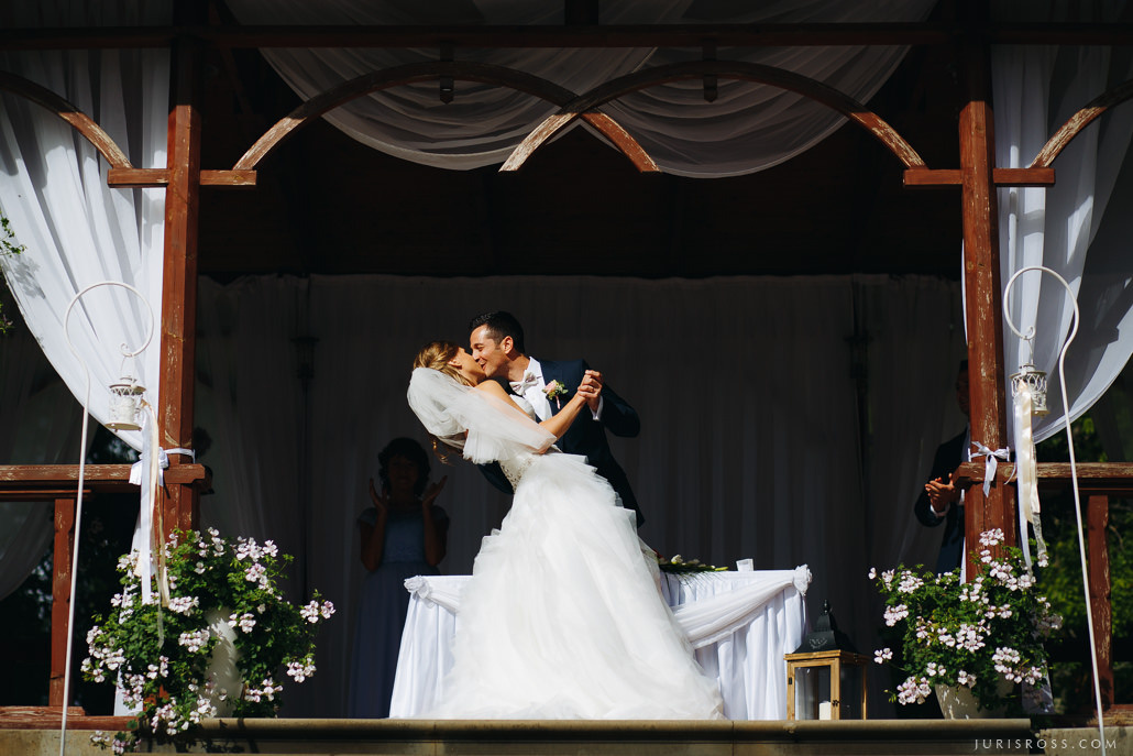 Kāzas Jaunmoku pilī ar ceremoniju lapenē