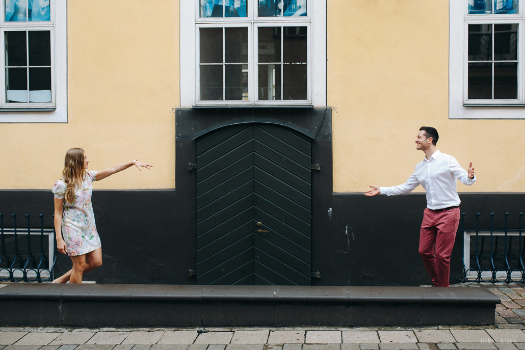 Pirmskāzu pāra fotosesija Vecrīgā radošā reportāžas stilā