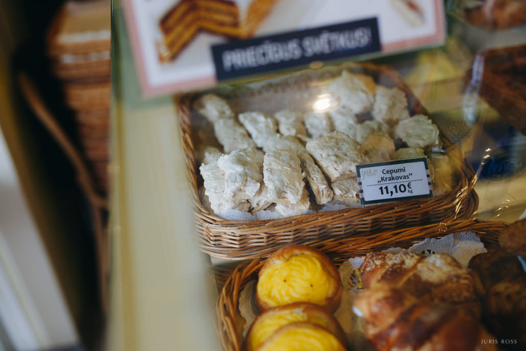 Pirmskāzu pāra fotosesija Vecrīgā radošā reportāžas stilā