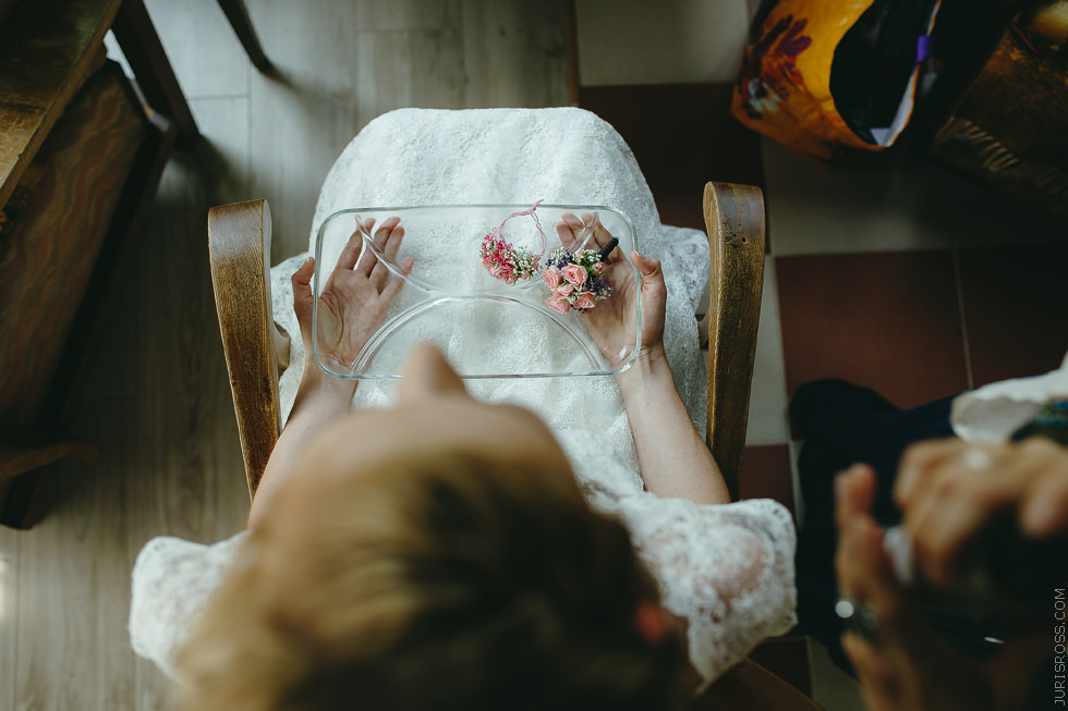 Eko kāzas jūras krastā ar mācītāju, solījumu došana un mielastu dabā