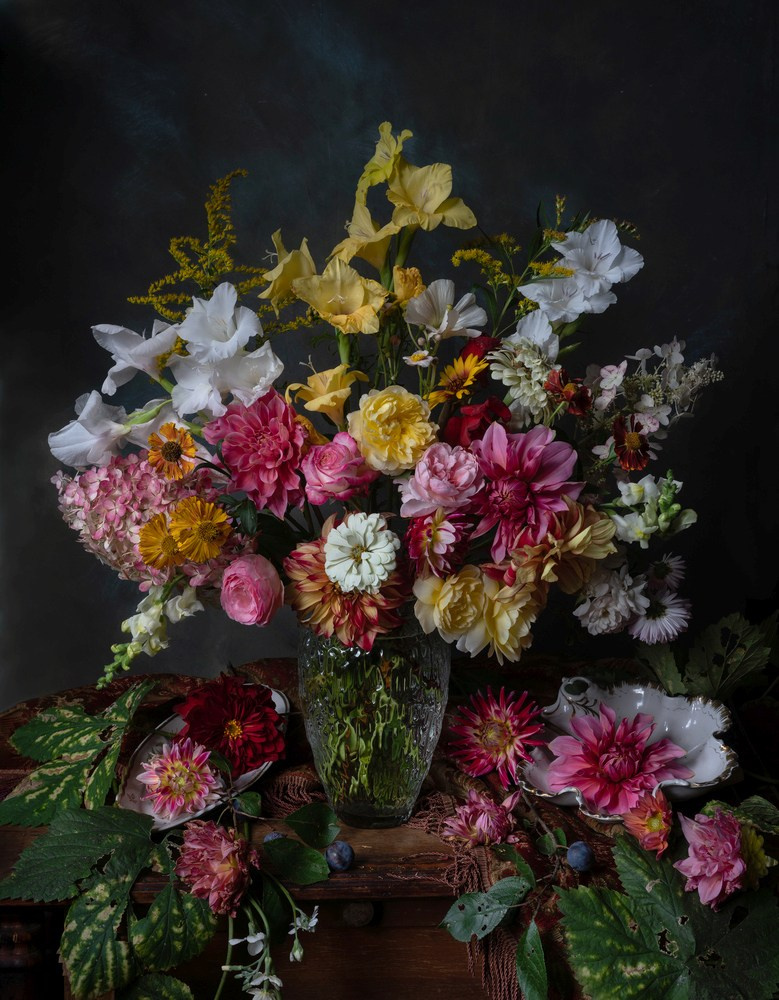 Натюрморт с георгинами и желтыми розами