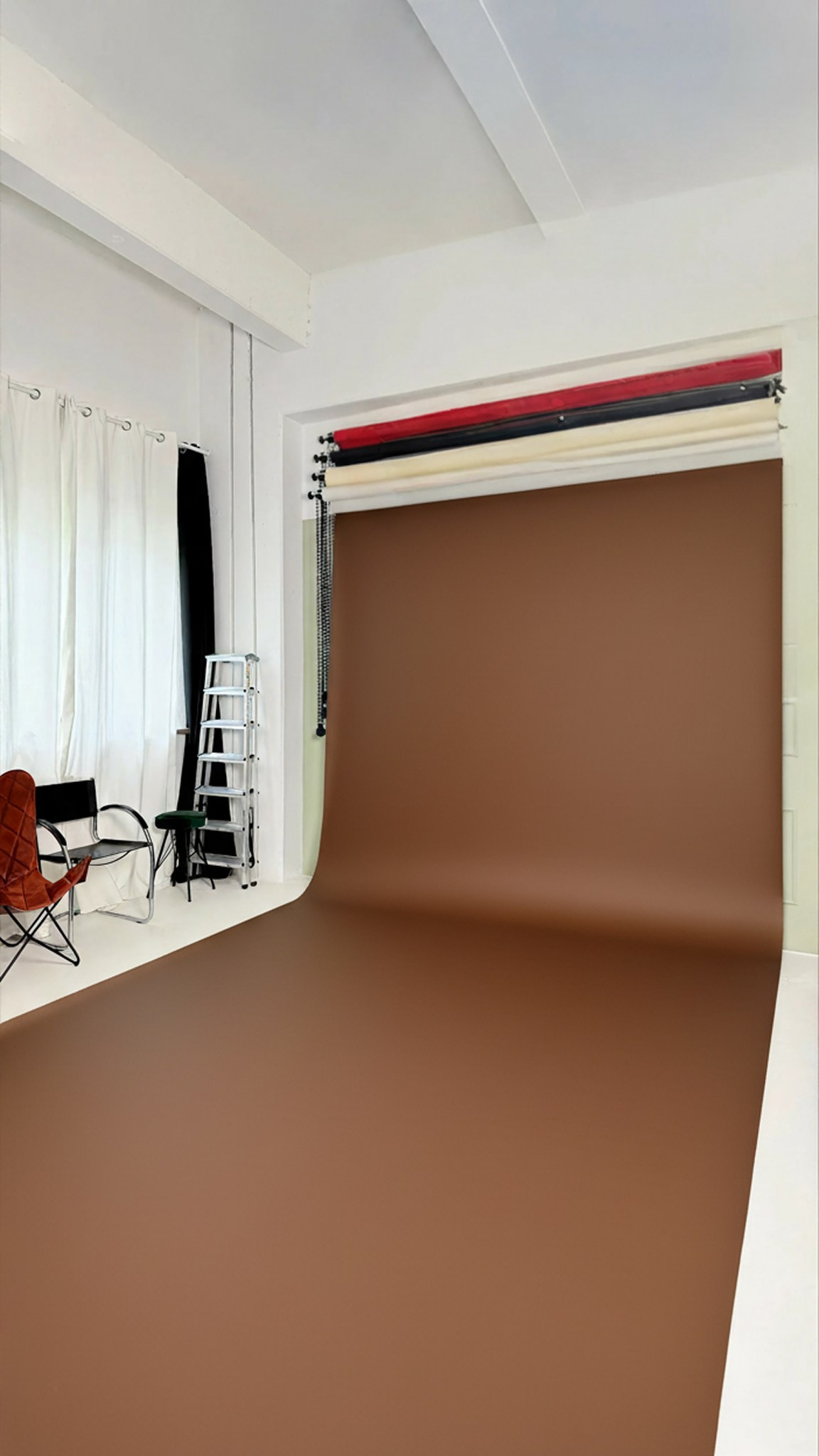 Papier-Hintergrund Braun im Fotostudio Aesthetic Space München – für warme Erdtöne in Fashion und Lifestyle-Shootings