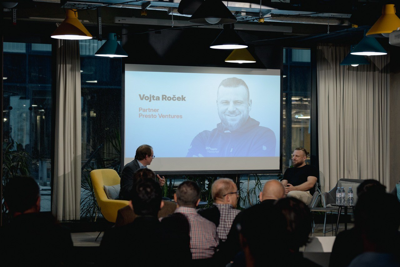 Firemní fotograf Praha. Dana Lišková — Empatická fotografka | Introspektivní umělkyně | Neurodivergentní koučka| Zakladatelka Artepy.cz