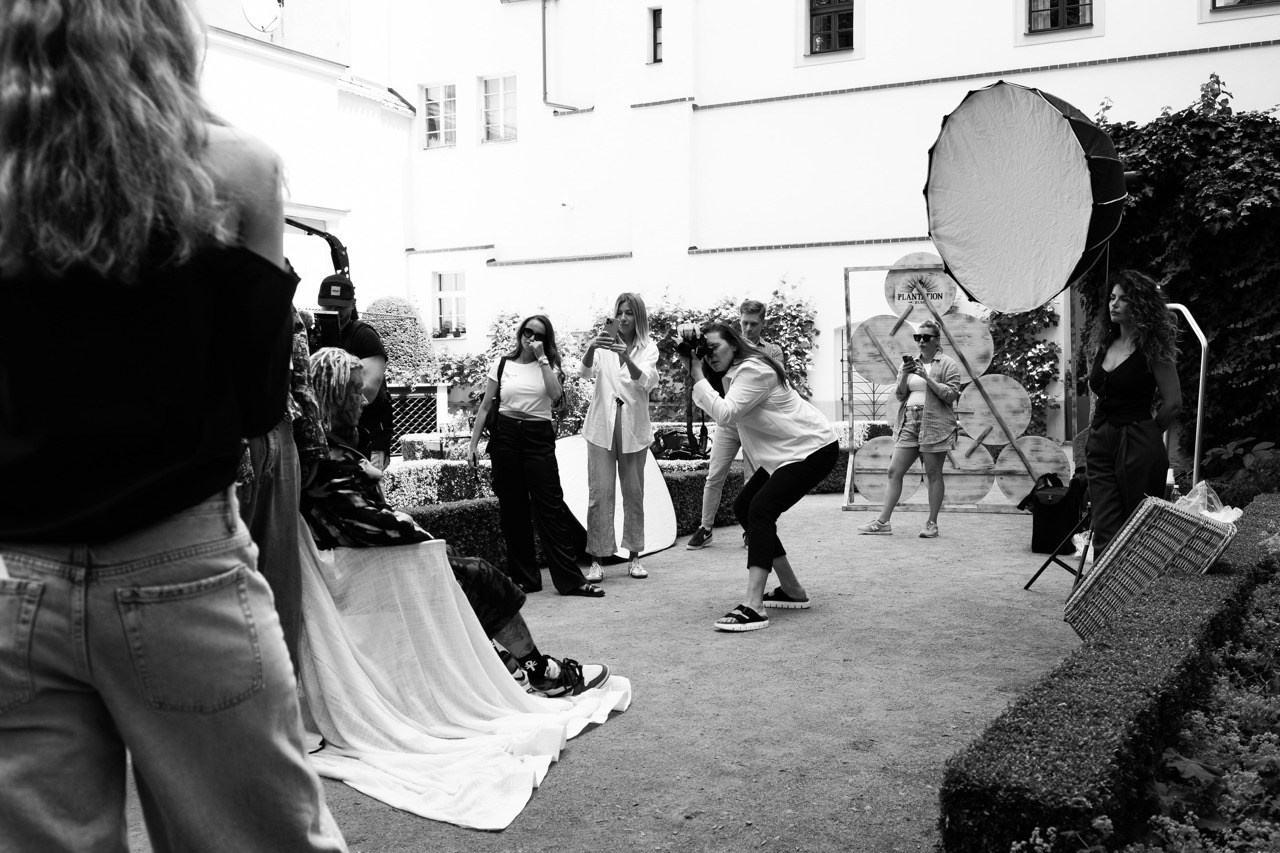 Backstage fotografie. Dana Lišková — Empatická fotografka | Introspektivní umělkyně | Neurodivergentní koučka| Zakladatelka Artepy.cz