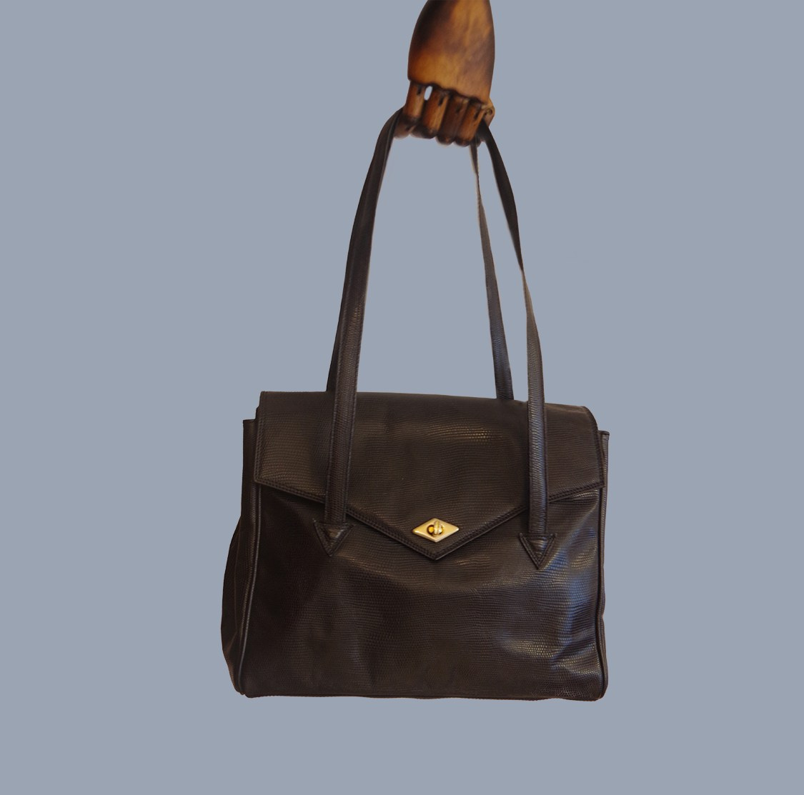 Bally. Современнные и актикварные украшения в Барселоне, Москве и Санкт-Петербурге