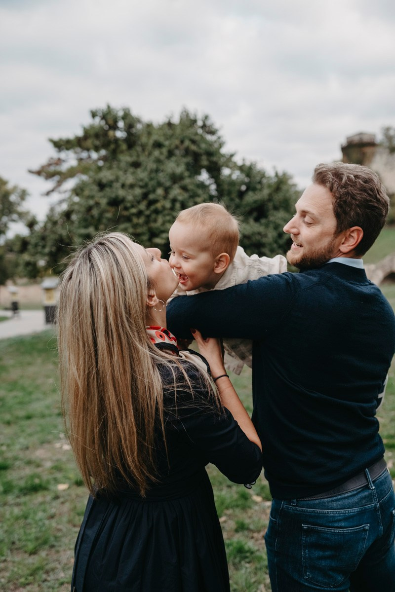 Nevena, Dusan i Vuk porodicno fotografisanje napolju. Deciji i porodicni fotograf u Beogradu Oksana Skendzic