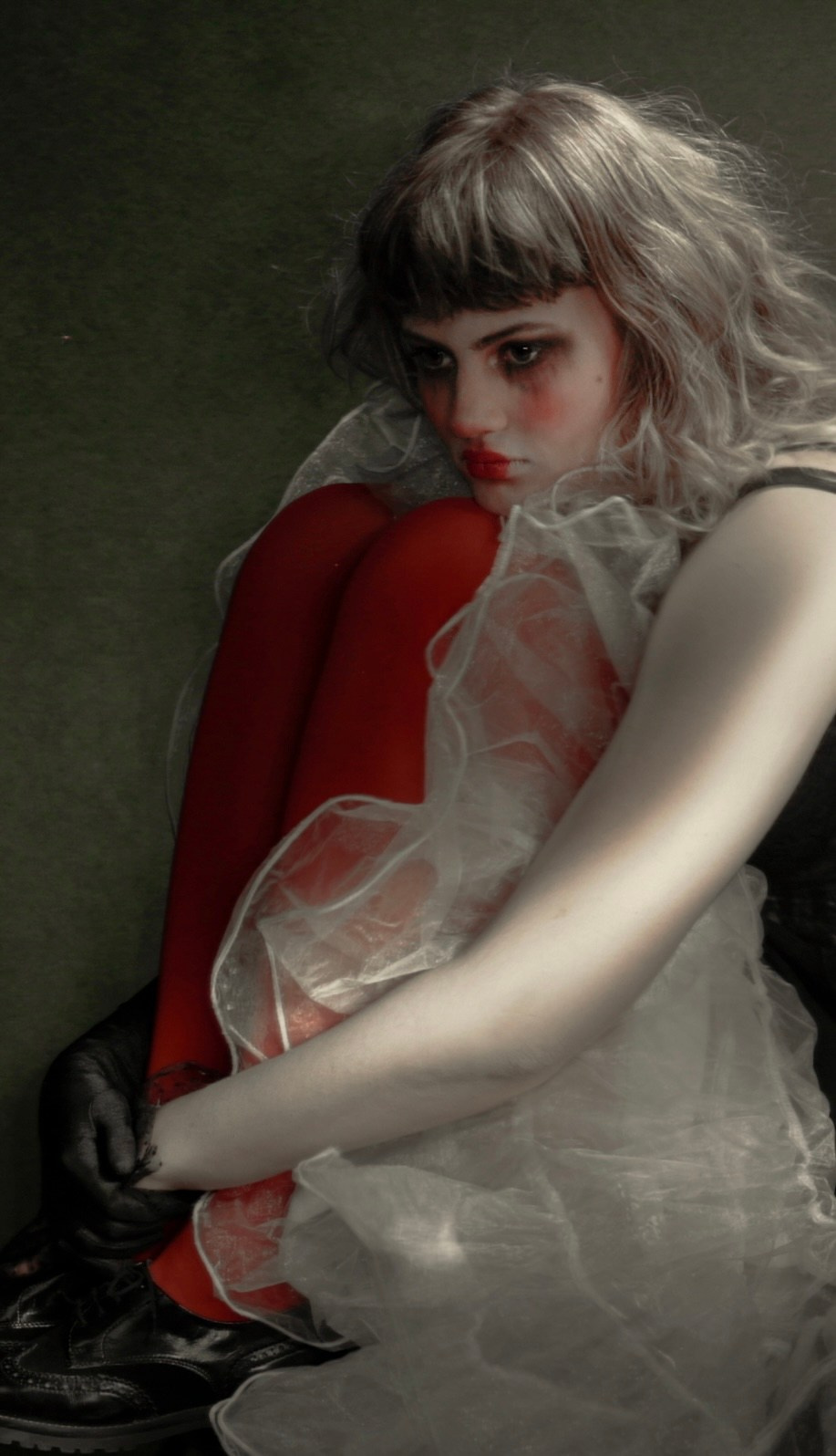 Künstlerisches Studio-Portrait einer Schauspielerin  - geheimnisvoll & verspielt