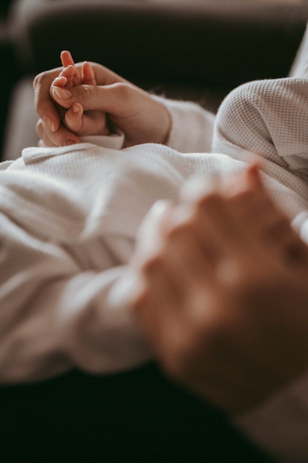 Porodicno fotografisanje sa bebom kod kuce / Ivana Miroslav i Nadica. Deciji i porodicni fotograf u Beogradu Oksana Skendzic