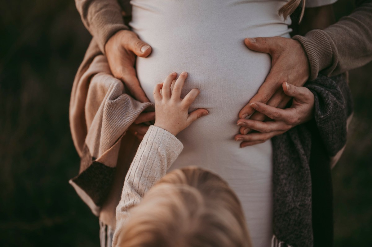 Milena / trudnicko fotografisanje sa porodicom. Deciji i porodicni fotograf u Beogradu Oksana Skendzic