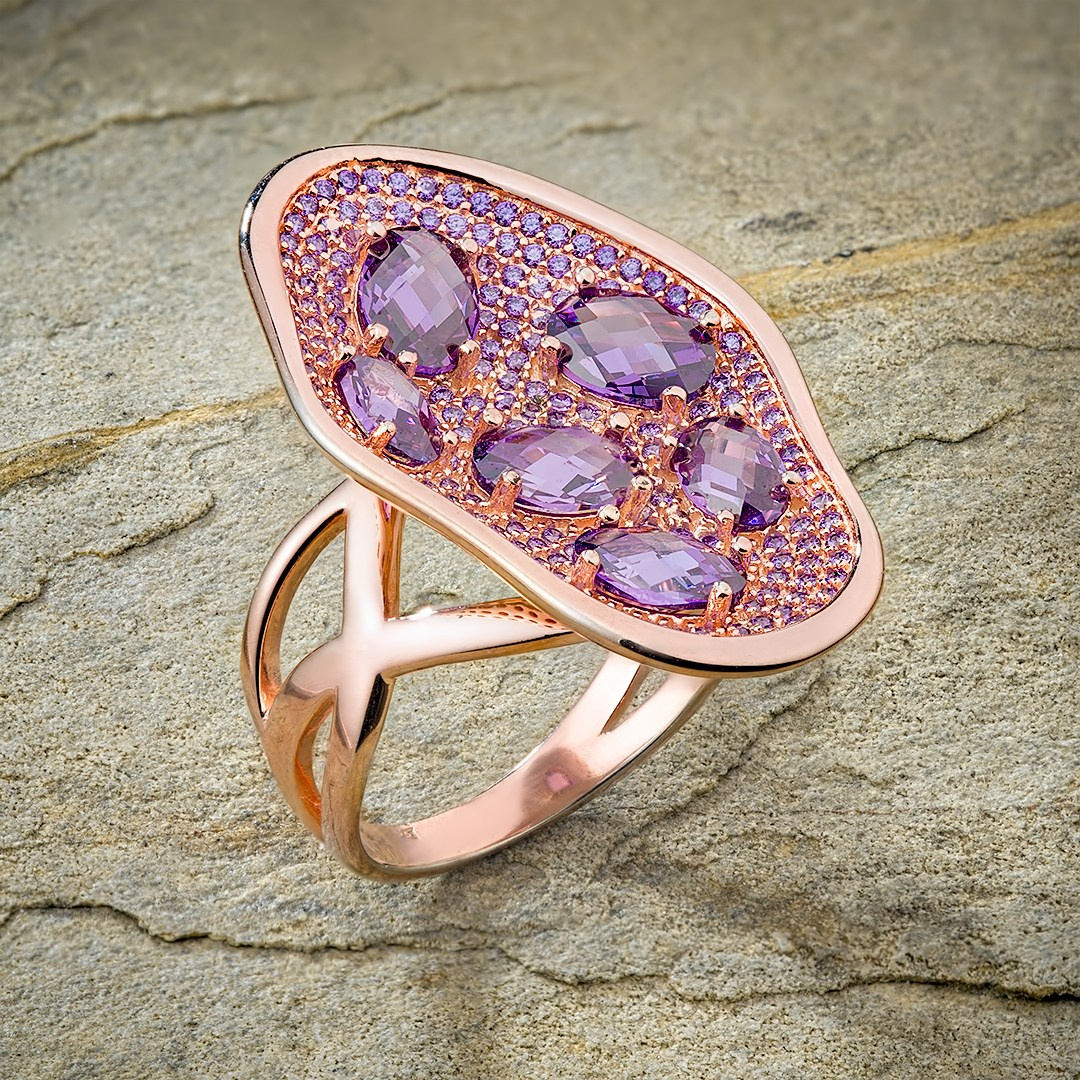 Dijamantski prsten stoji uspravno na zelenom kamenu.