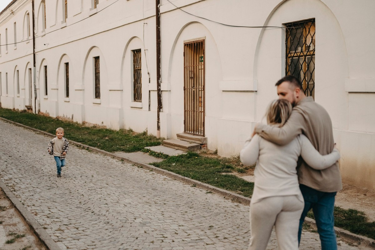 Zlata, Nemanja i Aleksej — porodicno fotografisanje napolju. Deciji i porodicni fotograf u Beogradu Oksana Skendzic