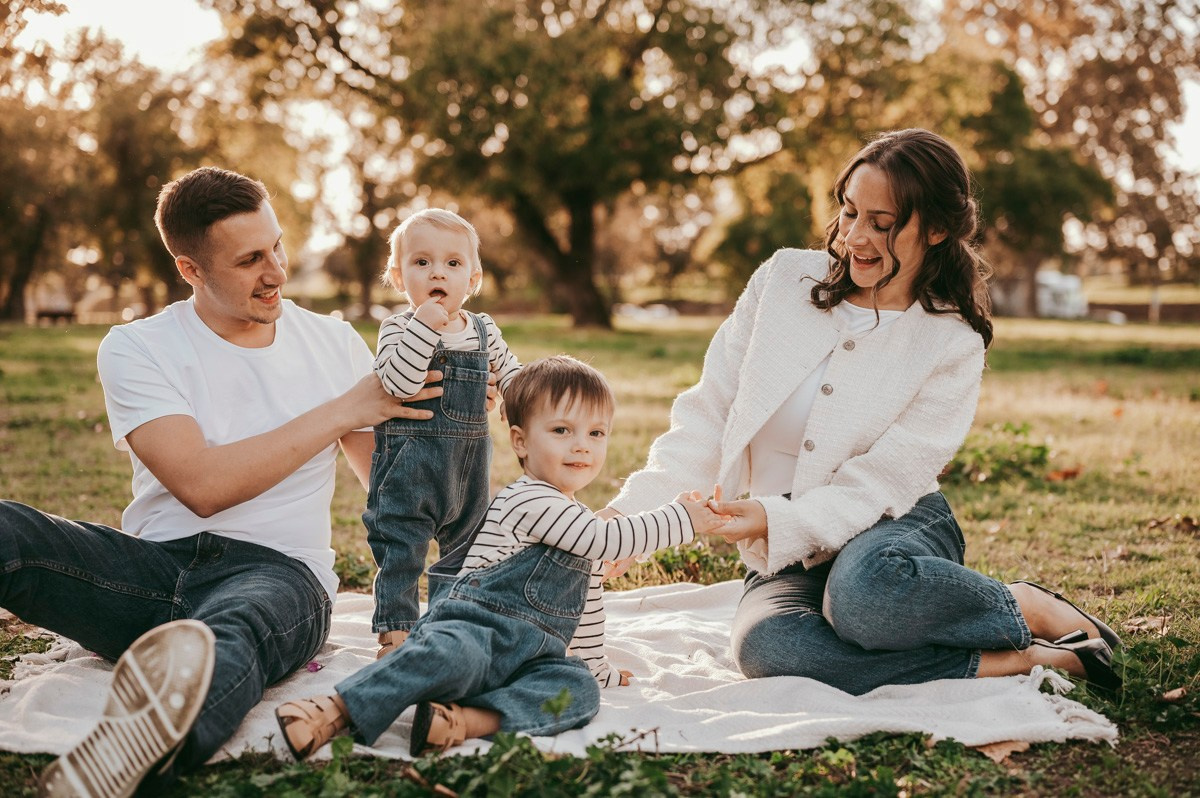 Aleksandra, Filip, Lion i Luka / PORODICNOFOTOGRAFISANJE napolju. Deciji i porodicni fotograf u Beogradu Oksana Skendzic