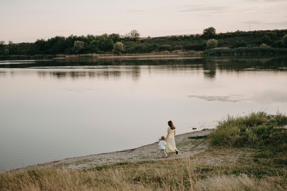 Djurdjica, Tadej i Miloje porodicno fotografisanje napolju. Deciji i porodicni fotograf u Beogradu Oksana Skendzic